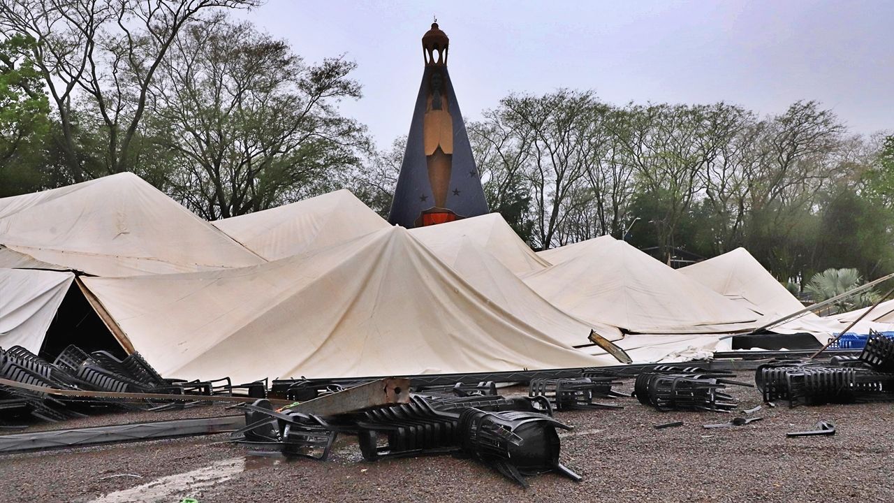 Ventos fortes derrubam 21 tendas das novenas em Itaipulândia a dois dias do evento