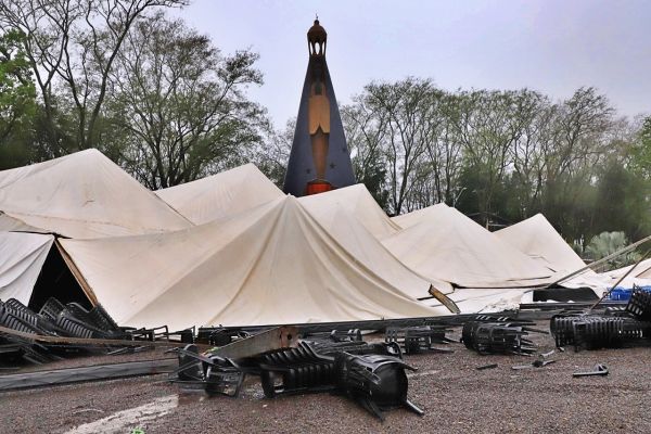 Ventos fortes derrubam 21 tendas das novenas em Itaipulândia a dois dias do evento