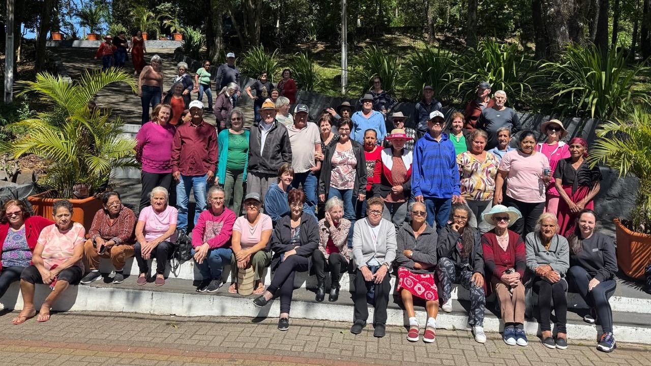 Idosos de Corbélia participam do projeto Viaja +60 Paraná e realizam passeios turísticos