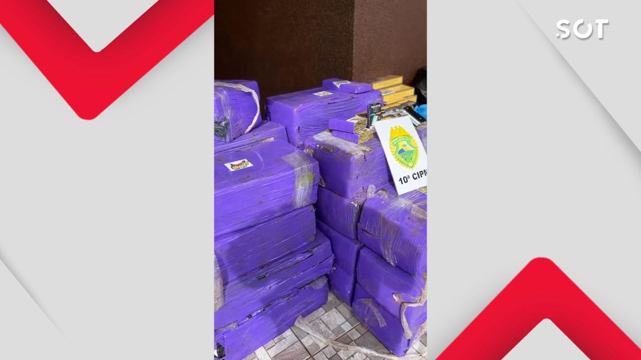 Operação policial intercepta veículo em Cascavel e apreende quase meia tonelada de maconha, arma e cigarros