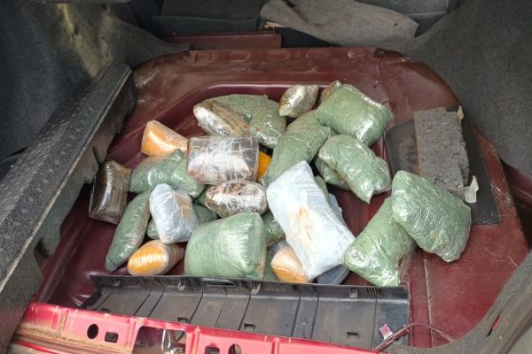 PRF apreende veículo paraguaio com mais de 23 kg de pasta de maconha em fundo falso na BR-369