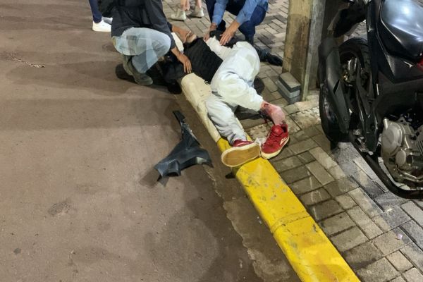 Motociclista de 20 anos sofre acidente e é levado ao hospital em Cascavel