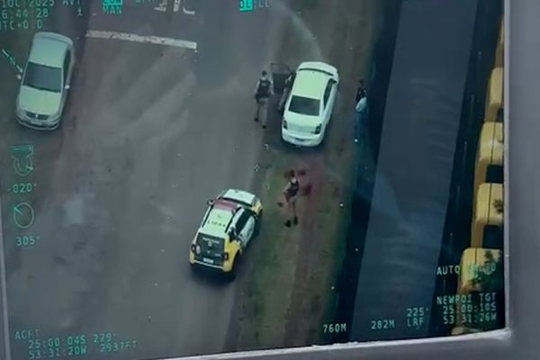 Imagem referente a notícia: Operação em Cascavel termina com prisão e grande apreensão de eletrônicos na BR-277