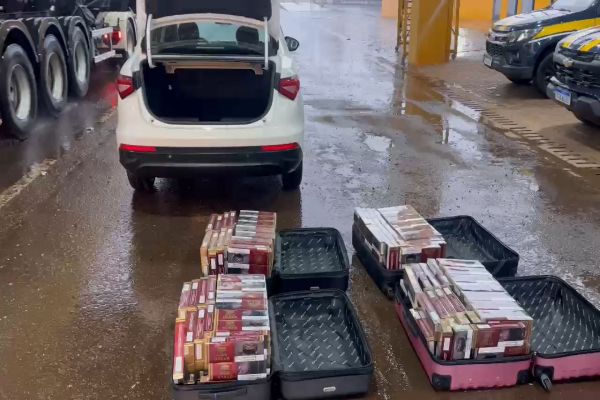 PRF apreende carga de cigarros contrabandeados na BR-277, em Cascavel