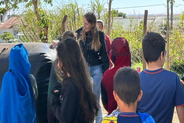 Alunos da Escola Municipal 1º de Maio de Corbélia aprendem, na prática, como funciona um biodigestor