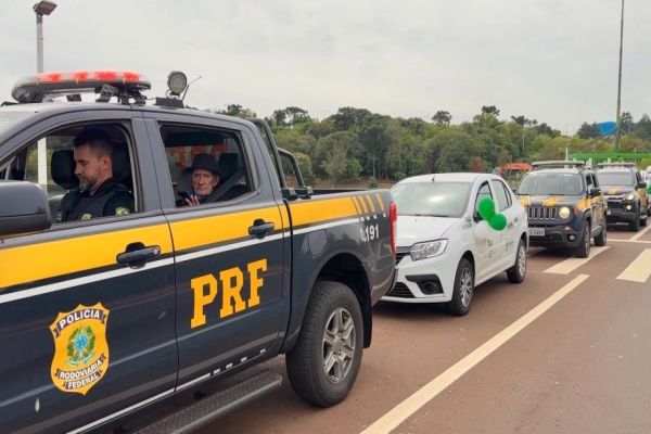 Dia Nacional do Idoso: PRF leva emoção às ruas de Cascavel em passeio com idosos