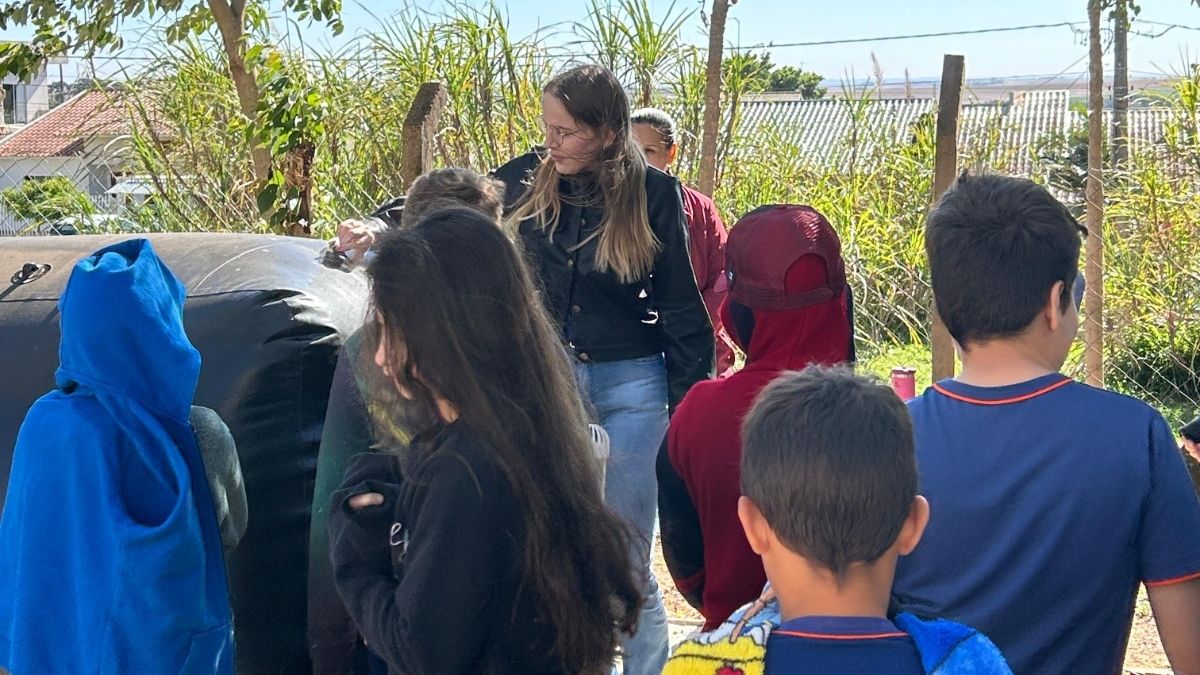 Alunos da Escola Municipal 1º de Maio de Corbélia aprendem, na prática, como funciona um biodigestor