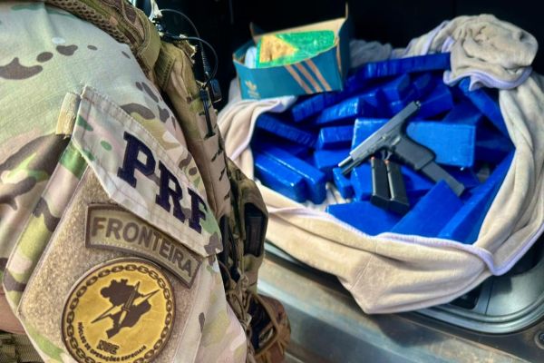 PRF flagra dupla com drogas e pistola modificada na BR-369 em Corbélia, no oeste do Paraná