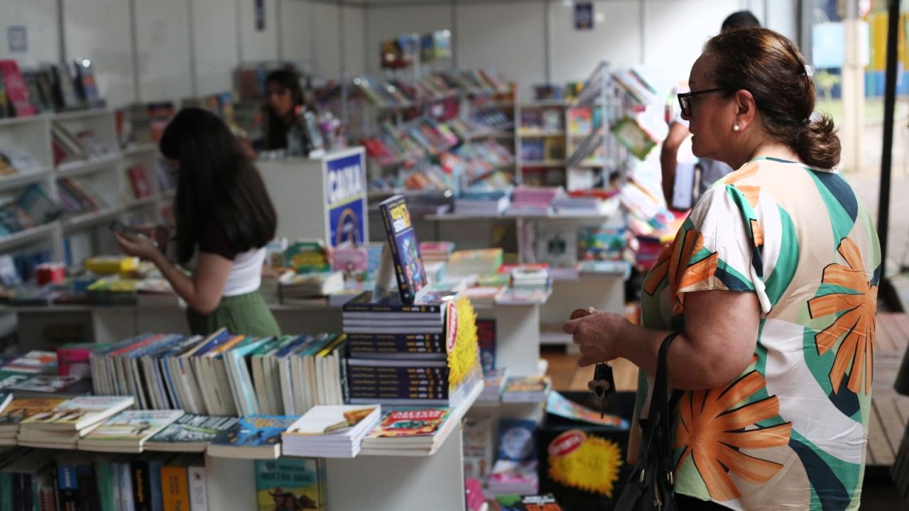 FLIC 2025 | Com descontos especiais, Feira do Livro atrai apaixonados por literatura em Cascavel