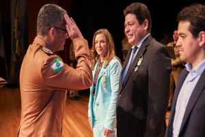Imagem referente a notícia: Deputado Gugu Bueno é homenageado pelo 21º Batalhão da Polícia Militar em Francisco Beltrão