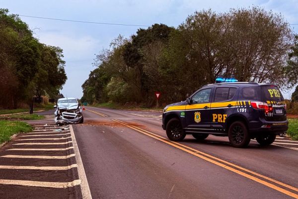 Colisão entre dois carros deixa cinco pessoas feridas na BR-376 em Guairaçá