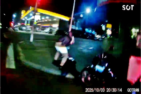 Imagem referente a notícia: Motociclista sem habilitação foge da PM, acumula R$ 7 mil em dívidas e tem moto apreendida em Cascavel