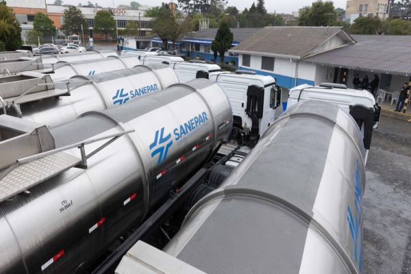 Sanepar reforça sua frota com caminhões-pipa gigantes