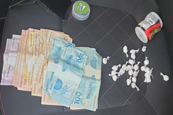 Imagem referente a notícia: ROCAM desmantela esquema de tráfico delivery com cocaína escondida em embalagem de chiclete na Av. Carlos Gomes
