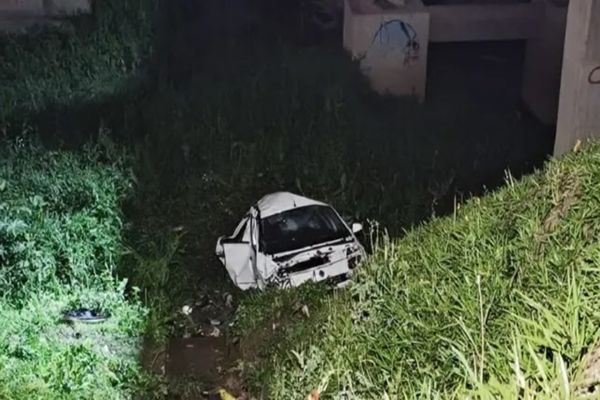 Audi bate em Sandero e deixa mulher morta na BR-277 no Paraná
