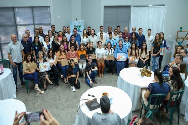 Gugu Bueno acompanha entrega de 541 tablets em Assis e destaca modernização da educação