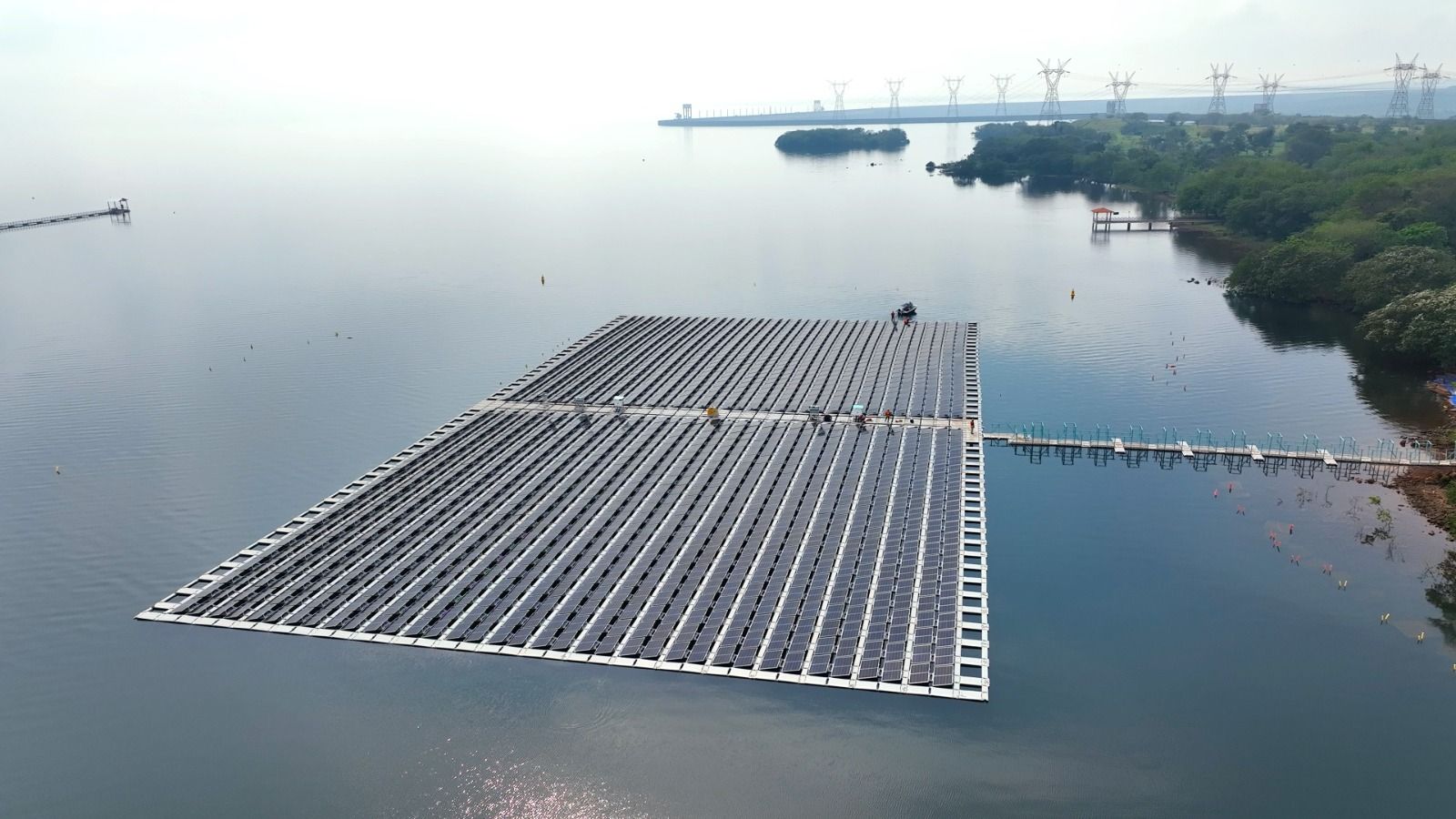 Itaipu Binacional completa primeira fase de montagem da usina solar flutuante