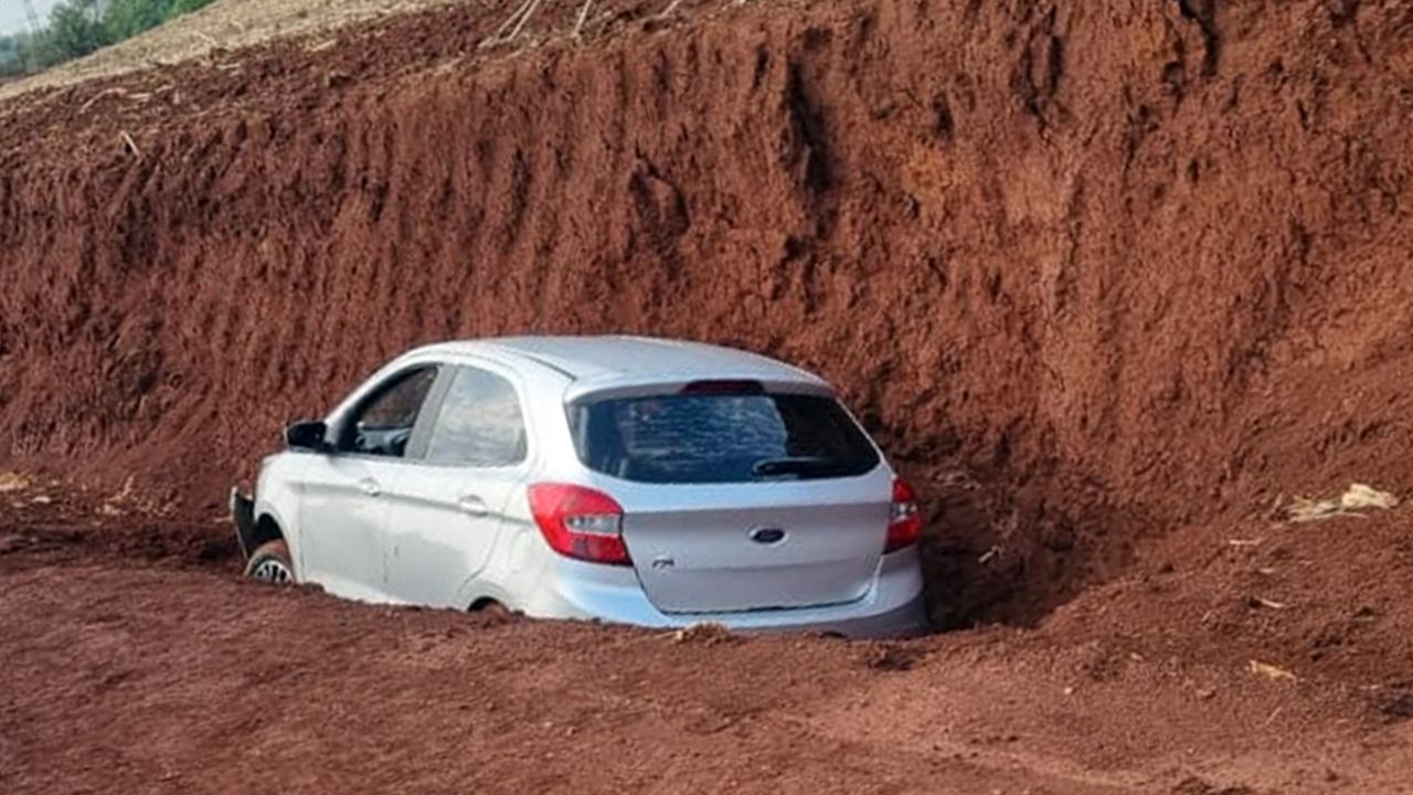 Homem fica ferido após carro cair dentro de valeta em estrada rural de Cascavel