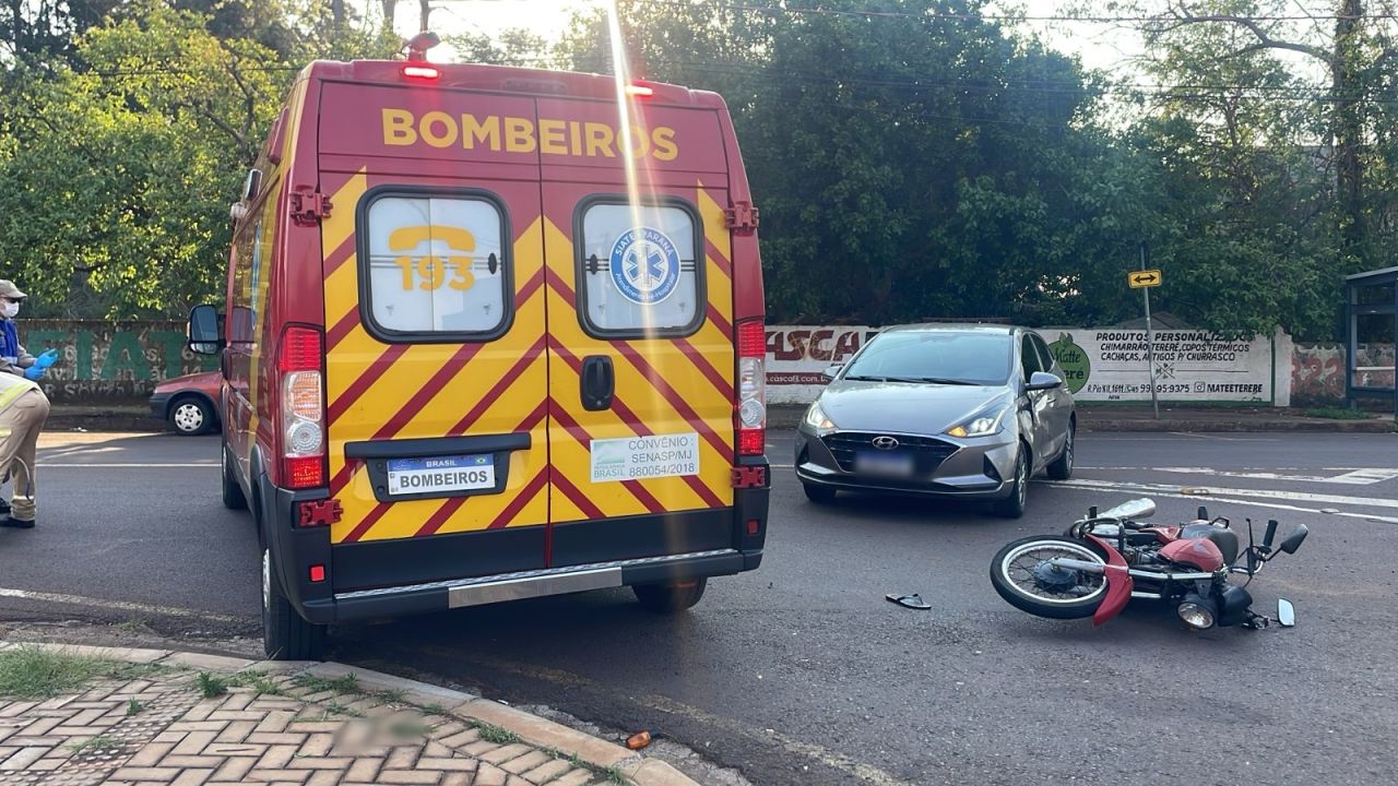 Motociclista fica ferido após colisão com carro na Rua Jorge Lacerda em Cascavel