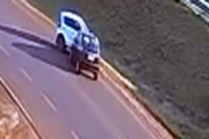 Imagem referente a notícia: Mobi avança e é atingido por Corsa em acidente na PRC-467, em Cascavel