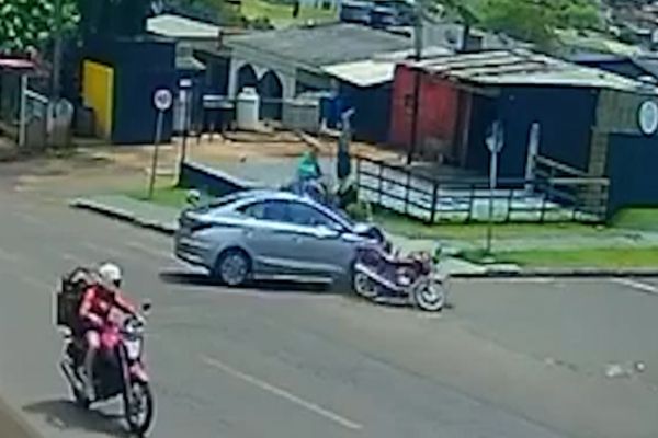 Imagem referente a notícia: Adolescente fica gravemente ferido após forte colisão entre moto e carro no Bairro Morumbi