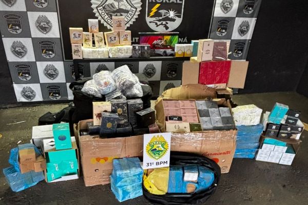 Imagem referente a notícia: Ação da PM em Corbélia flagra táxi carregado com mercadorias do Paraguai sem nota fiscal