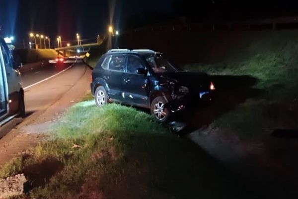 Imagem referente a notícia: Hyundai Tucson capota na PRC-467, em Cascavel