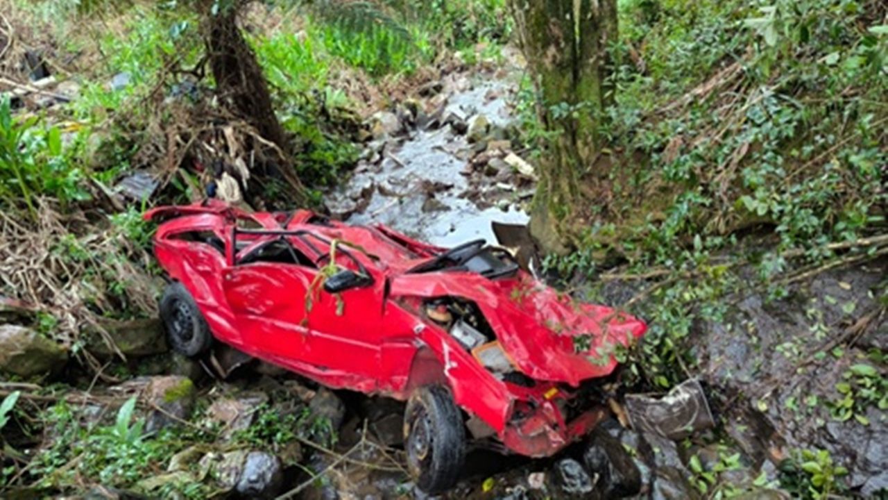 Carro despenca de ribanceira de 50 metros e deixa uma mulher morta em General Carneiro