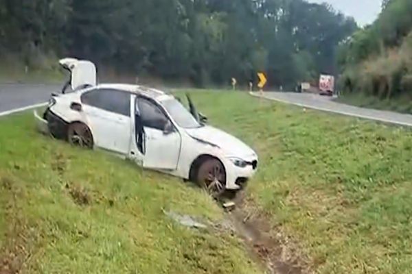 BMW capota várias vezes após sair da pista na BR-163 em Cascavel