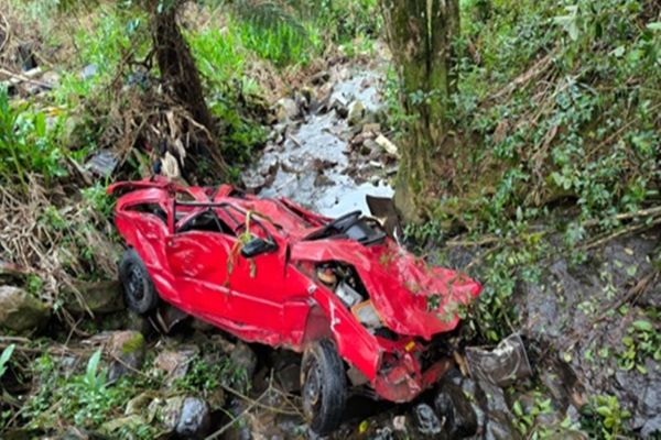Carro despenca de ribanceira de 50 metros e deixa uma mulher morta em General Carneiro