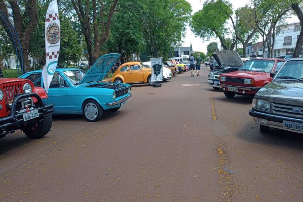 8º Encontro de Carros Antigos reúne mais de 240 veículos em Corbélia