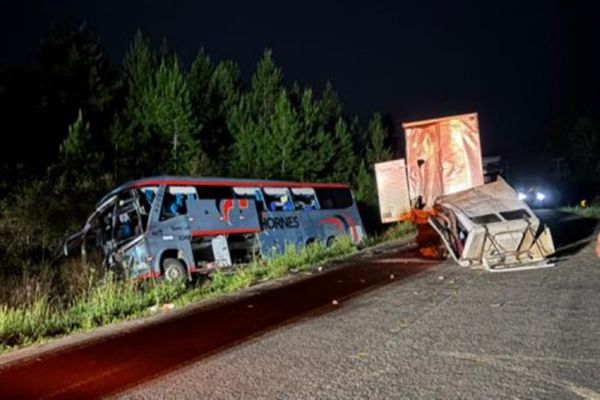 Tragédia na PR-151: colisão entre ônibus e caminhão deixa mortos e dezenas de feridos no Paraná