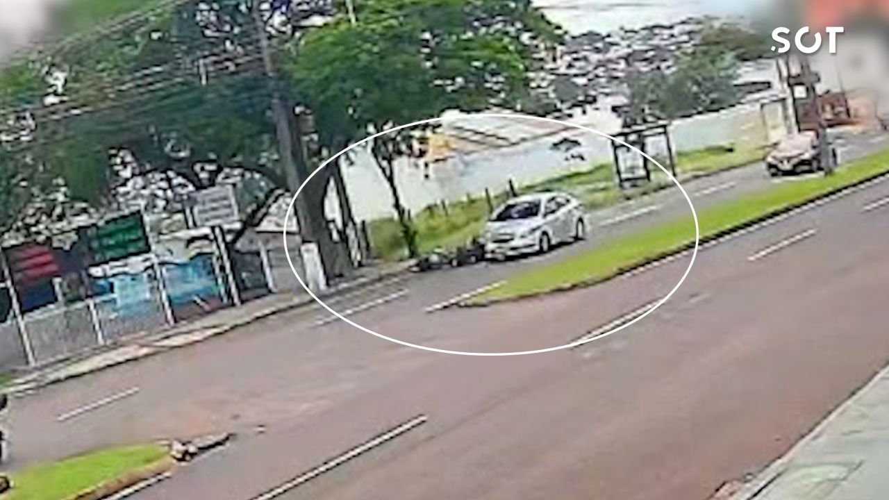 Motociclista é arremessado após colisão com carro na Avenida Brasil em Cascavel