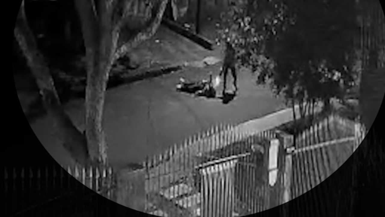 Câmera flagra execução brutal de homem com 18 tiros no Jardim Clarito em Cascavel