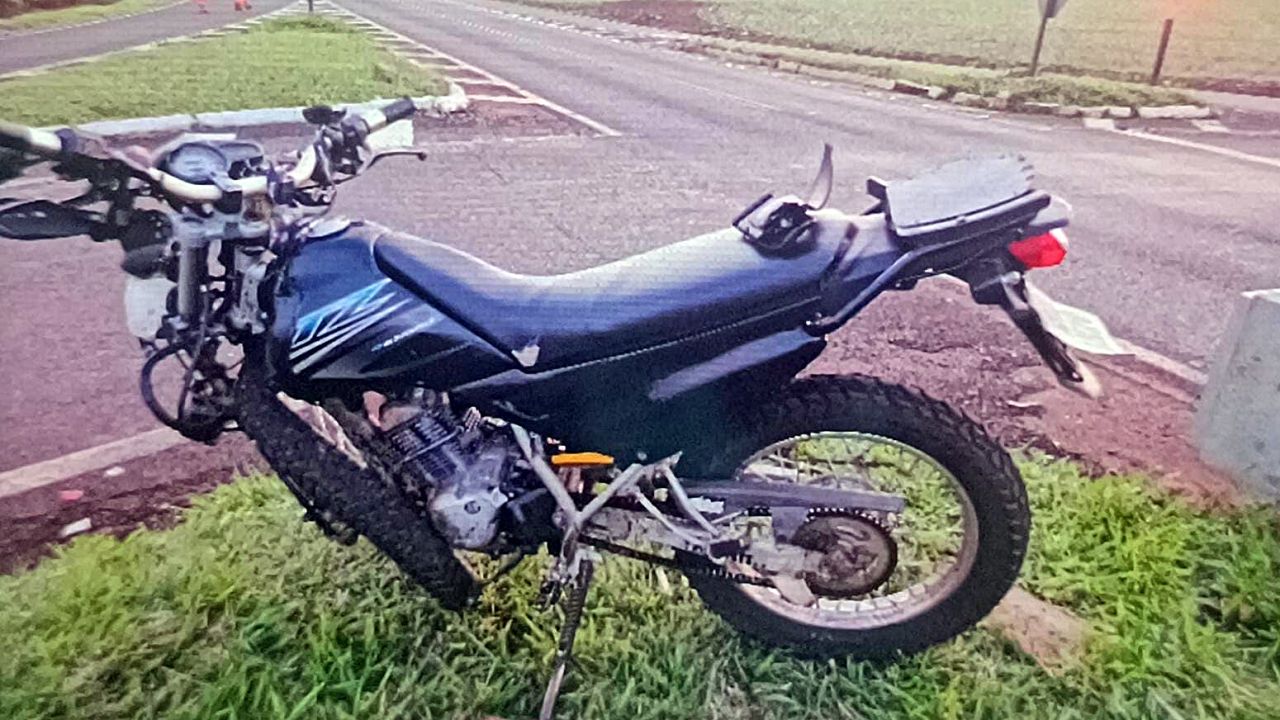 Motocicleta e carro de Cascavel colidem em cruzamento da PR-239 e deixam duas pessoas feridas em Assis Chateaubriand