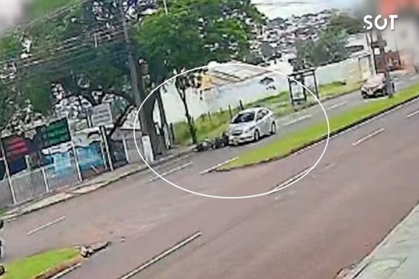 Imagem referente a notícia: Motociclista é arremessado após colisão com carro na Avenida Brasil em Cascavel