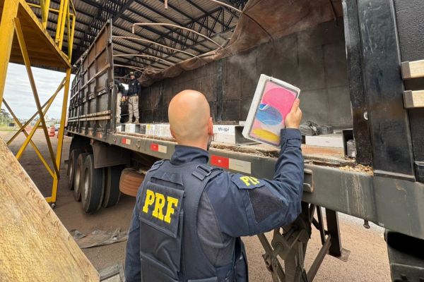 Celulares e tablets são encontrados em compartimento secreto de carreta na BR-277 em Cascavel
