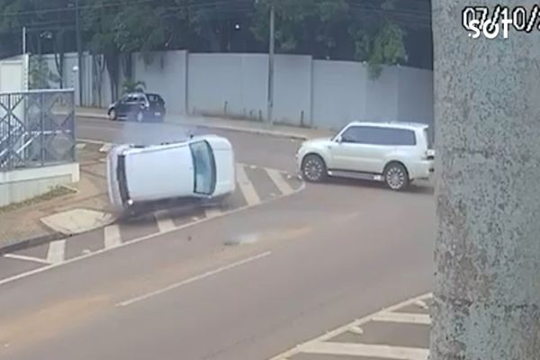 Imagem referente a notícia: Fiat Uno quase capota após colisão violenta com Pajero no centro de Cascavel