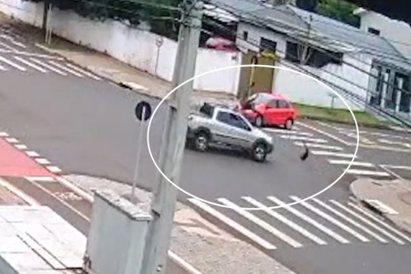 Motociclista é arremessado por cima de carro em acidente no Bairro Maria Luiza