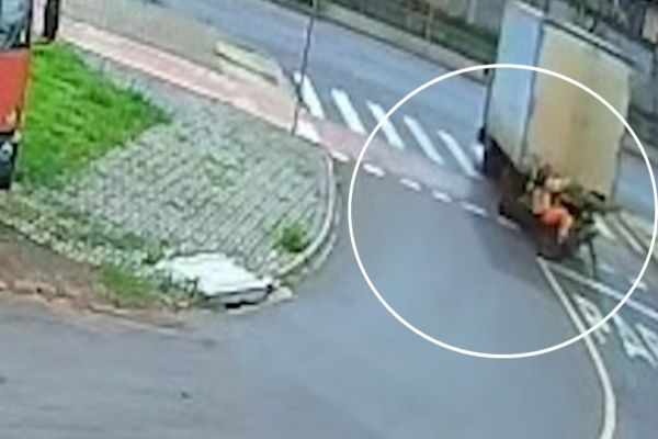 Imagem referente a notícia: Grave acidente entre caminhão e bicicleta elétrica deixa homem ferido na Avenida Piquiri, em Cascavel