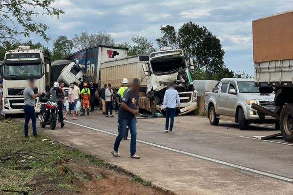 BR-163: Colisão entre caminhões e carros deixa uma pessoa morta e interdita rodovia no Oeste do Paraná