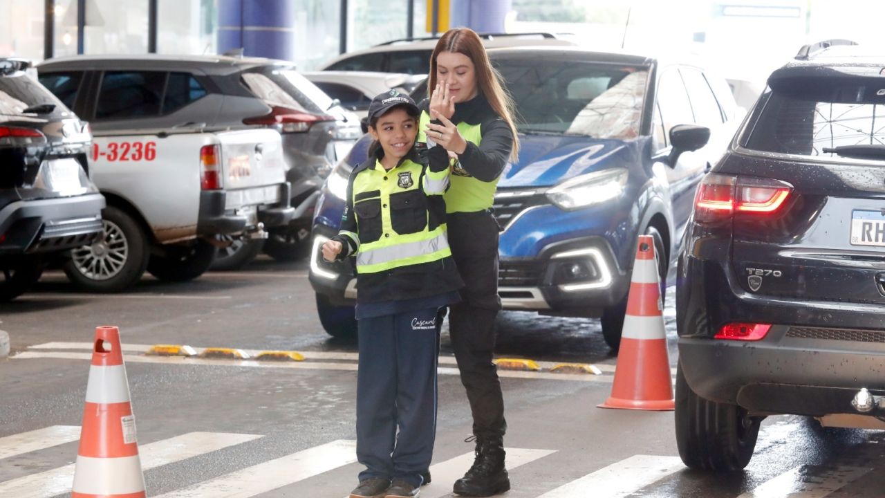 Pequenos vivem rotina como agentes mirins da Transitar