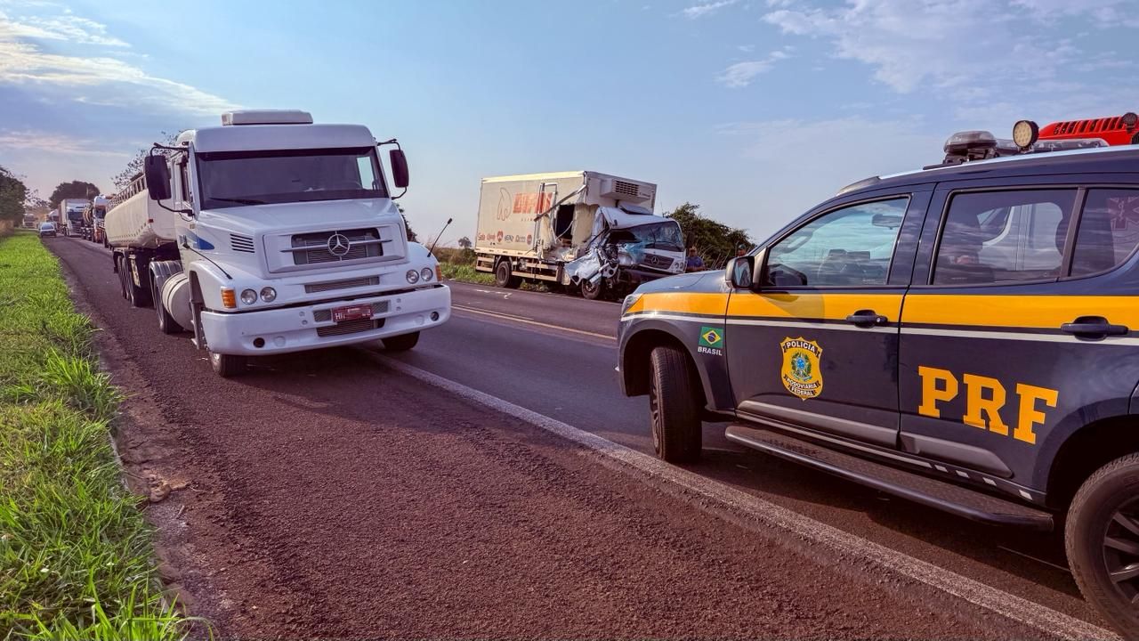 Caminhões se envolvem em grave colisão na BR-376 e passageiro é resgatado pelo aeromédico