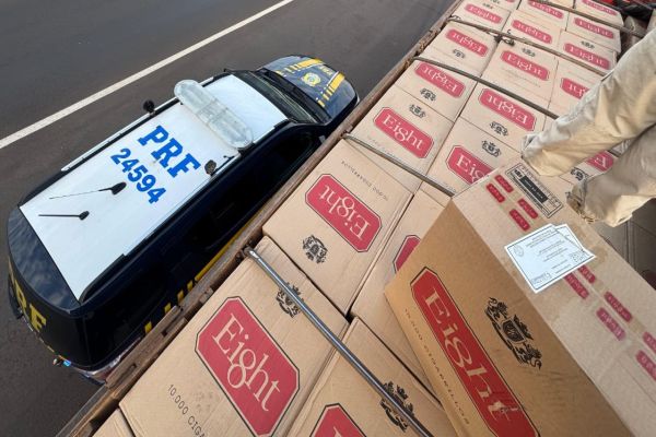 PRF apreende 450 mil maços de cigarros contrabandeados na BR-163, em Guaíra
