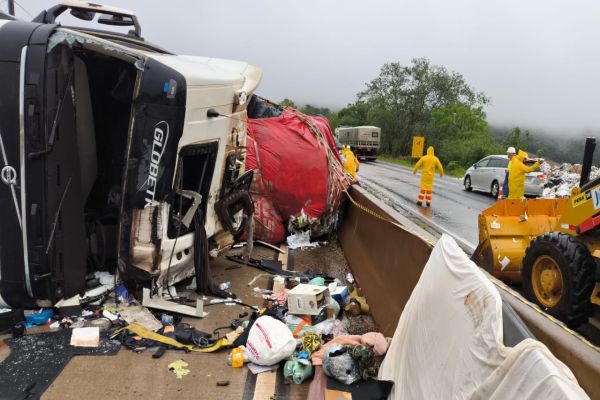 Homem morre em tombamento de caminhão na BR-163 com carga espalhada na pista