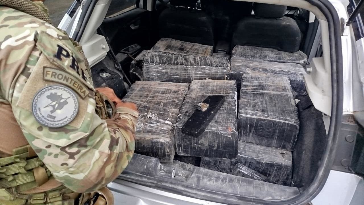 PRF apreende mais de 400 quilos de maconha em veículo roubado na região central do Paraná