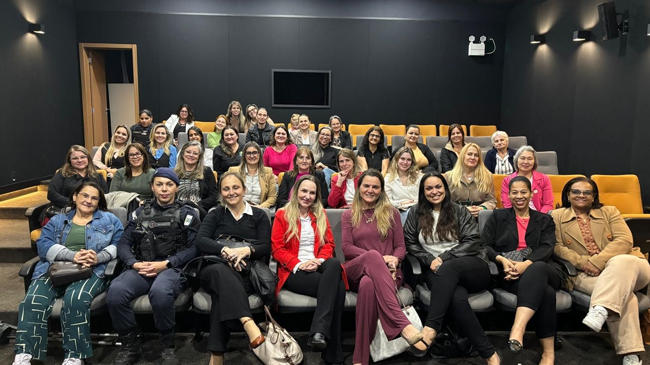 Mulheres participam de sessão especial do filme "Câncer com Ascendente em Virgem"