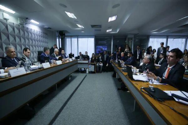 Imagem referente a notícia: Dino autoriza silêncio de presidente de sindicato na CPMI do INSS