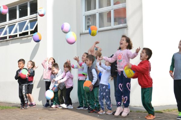 Alunos das escolas e CMEIs de Corbélia recebem bolas pelo Dia das Crianças