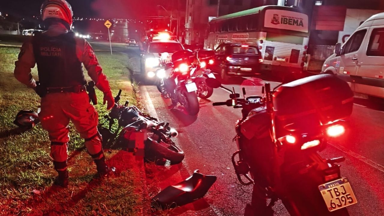 Motociclista embriagado foge da PM, causa acidente e acaba preso em frente à FAG; Veja o momento da fuga